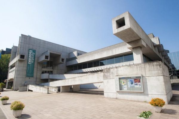 磯崎新　アートプラザ（旧大分県立図書館）
